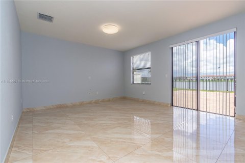 House in Hialeah, Florida 4 bedrooms, 228.73 sq.m. № 1354567 - photo 12