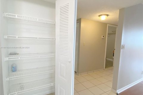 Condo in North Lauderdale, Florida, 2 bedrooms  № 1391914 - photo 8