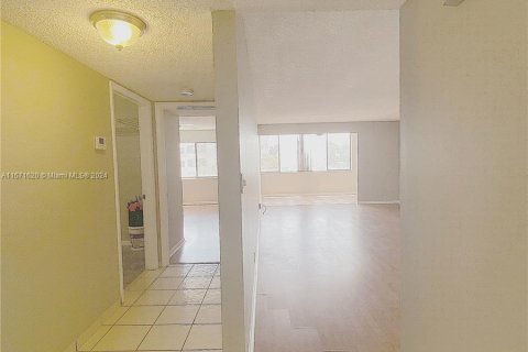 Condo in North Lauderdale, Florida, 2 bedrooms  № 1391914 - photo 10