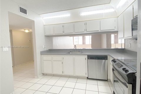 Condo in North Lauderdale, Florida, 2 bedrooms  № 1391914 - photo 6