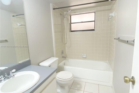 Condo in North Lauderdale, Florida, 2 bedrooms  № 1391914 - photo 25