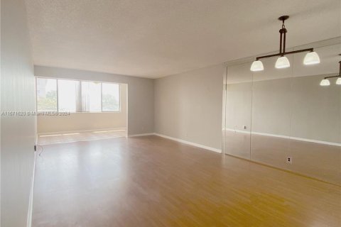 Condo in North Lauderdale, Florida, 2 bedrooms  № 1391914 - photo 12