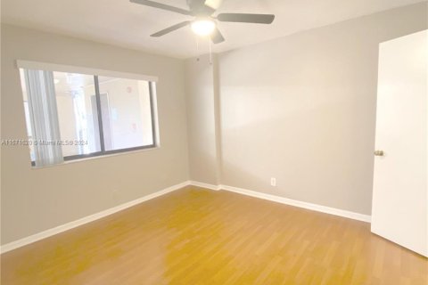 Condo in North Lauderdale, Florida, 2 bedrooms  № 1391914 - photo 26