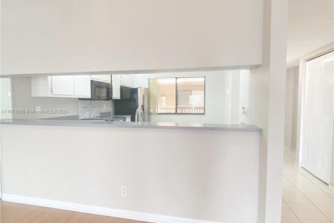 Condo in North Lauderdale, Florida, 2 bedrooms  № 1391914 - photo 14