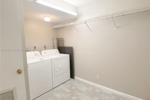 Condo in North Lauderdale, Florida, 2 bedrooms  № 1391914 - photo 30