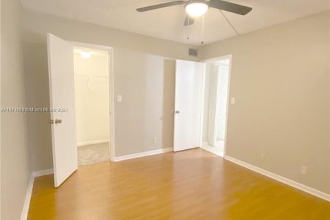 Condo in North Lauderdale, Florida, 2 bedrooms  № 1391914 - photo 28