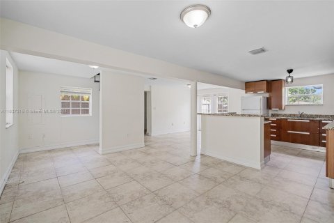 House in North Miami Beach, Florida 2 bedrooms, 102.19 sq.m. № 1316298 - photo 12