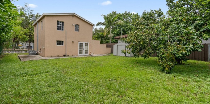 House in North Miami Beach, Florida 2 bedrooms, 102.19 sq.m. № 1316298