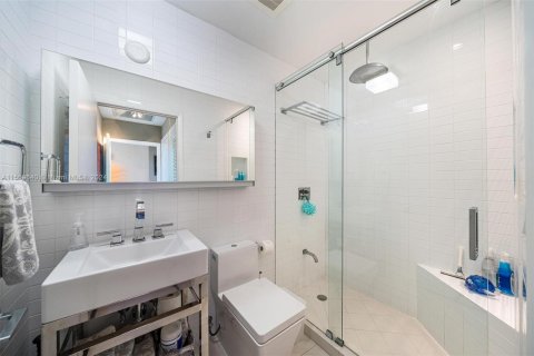 Condo in Miami, Florida, 2 bedrooms  № 1081274 - photo 13