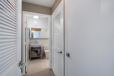 Copropriété à vendre à Miami, Floride: 2 chambres, 104.79 m2 № 1081274 - photo 11