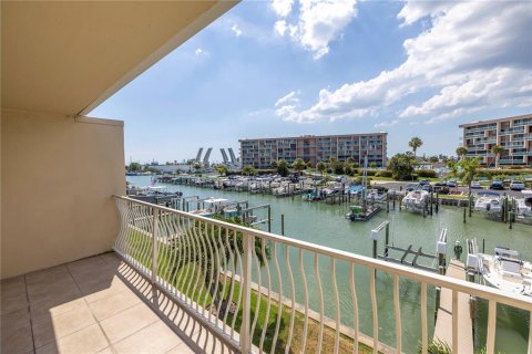 Townhouse in Treasure Island, Florida 2 bedrooms, 117.06 sq.m. № 1245607 - photo 3