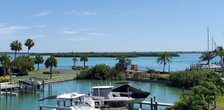 Townhouse in Treasure Island, Florida 2 bedrooms, 117.06 sq.m. № 1245607