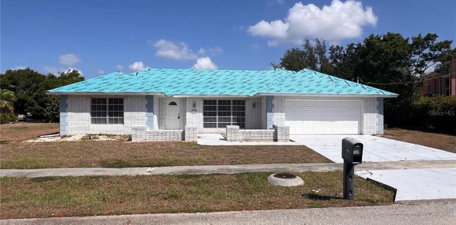 House in Port Charlotte, Florida 3 bedrooms, 190.36 sq.m. № 1245608