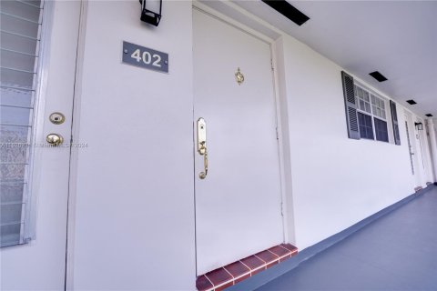 Condominio en venta en Hallandale Beach, Florida, 1 dormitorio, 65.03 m2 № 990347 - foto 7
