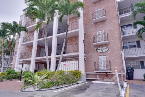 Condominio en venta en Hallandale Beach, Florida, 1 dormitorio, 65.03 m2 № 990347 - foto 1