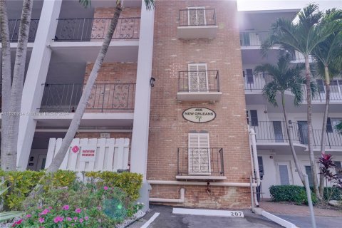 Condominio en venta en Hallandale Beach, Florida, 1 dormitorio, 65.03 m2 № 990347 - foto 2