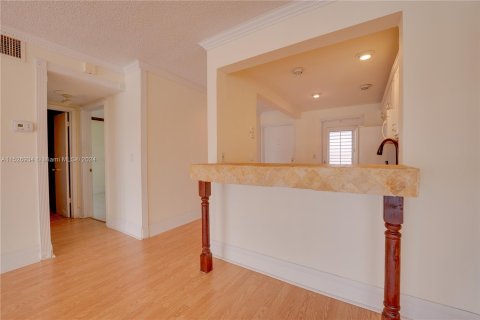 Condominio en venta en Hallandale Beach, Florida, 1 dormitorio, 65.03 m2 № 990347 - foto 15