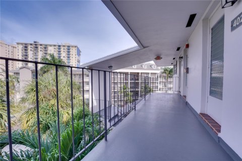 Condominio en venta en Hallandale Beach, Florida, 1 dormitorio, 65.03 m2 № 990347 - foto 8