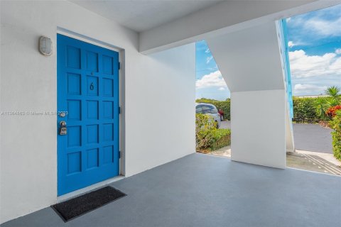 Condominio en venta en Jensen Beach, Florida, 1 dormitorio, 60.2 m2 № 406361 - foto 2