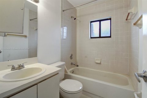 Condo in Hialeah, Florida, 2 bedrooms  № 1353962 - photo 11