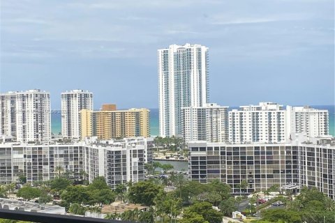 Condo in Hallandale Beach, Florida, 1 bedroom  № 1330949 - photo 13