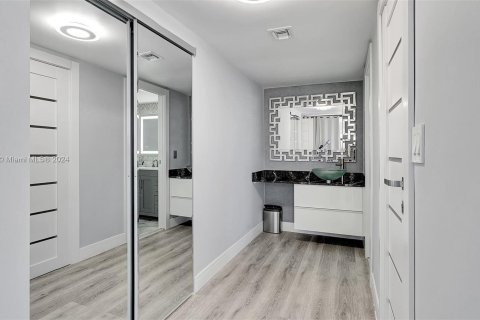 Copropriété à vendre à Hallandale Beach, Floride: 2 chambres, 146.79 m2 № 1377487 - photo 15