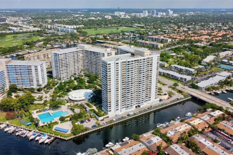 Condo in Hallandale Beach, Florida, 2 bedrooms  № 1377487 - photo 3