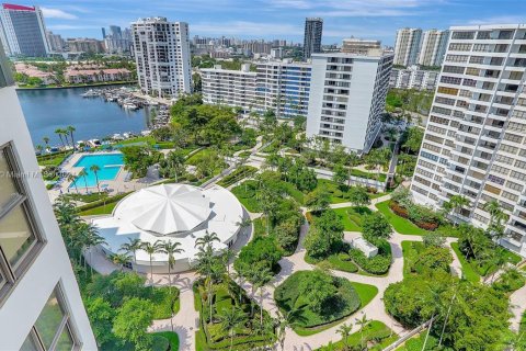 Condo in Hallandale Beach, Florida, 2 bedrooms  № 1377487 - photo 21