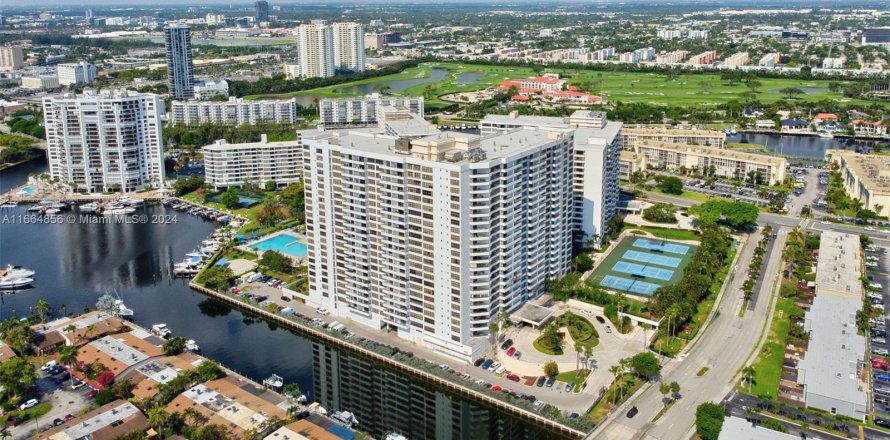 Condominio en Hallandale Beach, Florida, 2 dormitorios  № 1377487