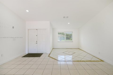 House in Miami, Florida 3 bedrooms, 134.06 sq.m. № 1377486 - photo 14