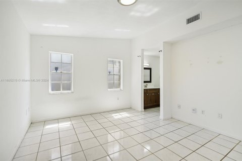 House in Miami, Florida 3 bedrooms, 134.06 sq.m. № 1377486 - photo 20