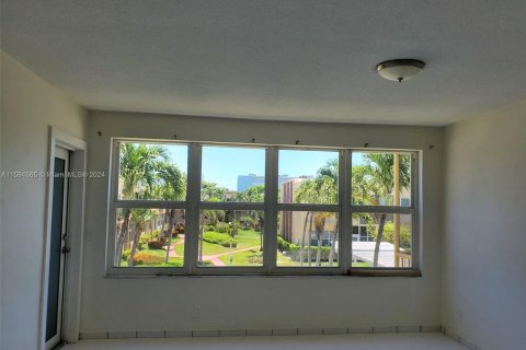 Condominio en venta en Hallandale Beach, Florida, 1 dormitorio, 99.5 m2 № 1188138 - foto 9
