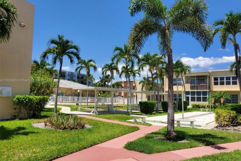 Condominio en venta en Hallandale Beach, Florida, 1 dormitorio, 99.5 m2 № 1188138 - foto 23