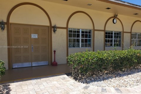 Condominio en venta en Hallandale Beach, Florida, 1 dormitorio, 99.5 m2 № 1188138 - foto 18