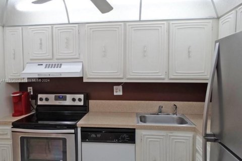 Condo in Lauderhill, Florida, 2 bedrooms  № 1238661 - photo 13