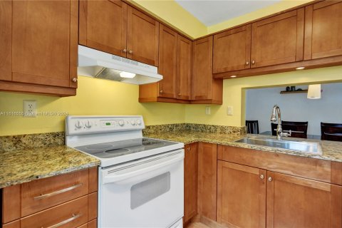 Condo in Oakland Park, Florida, 2 bedrooms  № 1238660 - photo 21