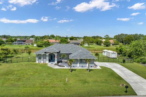 Villa ou maison à vendre à Lehigh Acres, Floride: 3 chambres, 209.68 m2 № 1096151 - photo 1