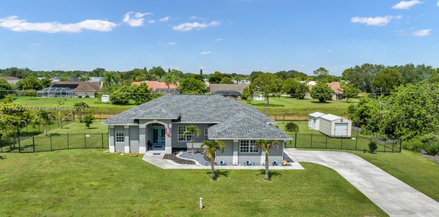 Villa ou maison à Lehigh Acres, Floride 3 chambres, 209.68 m2 № 1096151