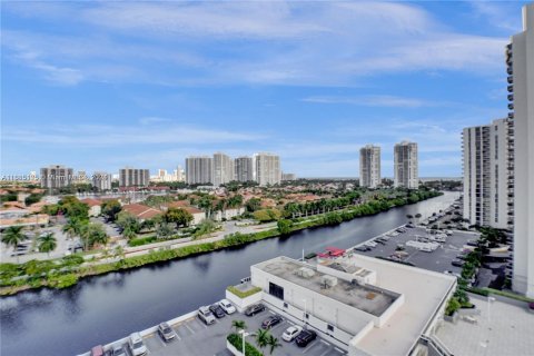 Condo in Aventura, Florida, 1 bedroom  № 1421702 - photo 1