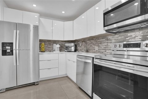 Condo in Aventura, Florida, 1 bedroom  № 1421702 - photo 23