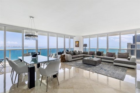 Condominio en alquiler en Hallandale Beach, Florida, 3 dormitorios, 191.84 m2 № 103072 - foto 3