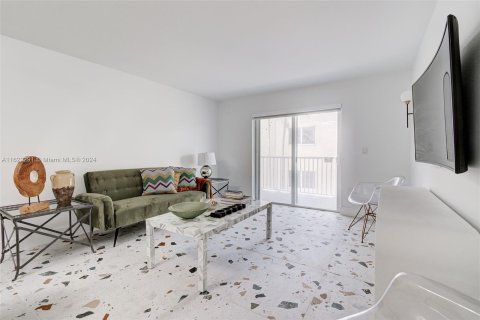 Condo in North Miami Beach, Florida, 1 bedroom  № 1269123 - photo 11