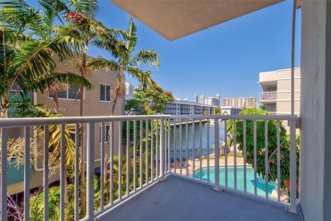 Condominio en venta en North Miami Beach, Florida, 1 dormitorio, 69.68 m2 № 1269123 - foto 24