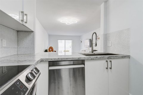 Condominio en venta en North Miami Beach, Florida, 1 dormitorio, 69.68 m2 № 1269123 - foto 2