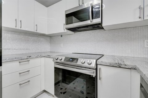 Condo in North Miami Beach, Florida, 1 bedroom  № 1269123 - photo 1