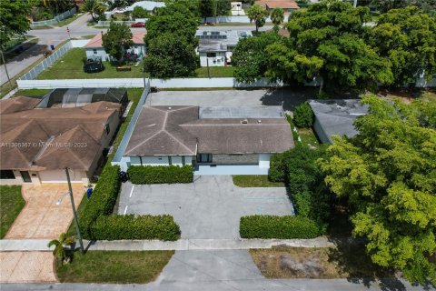 Купить коммерческую недвижимость в Норт-Майами-Бич, Флорида № 530356 - фото 5