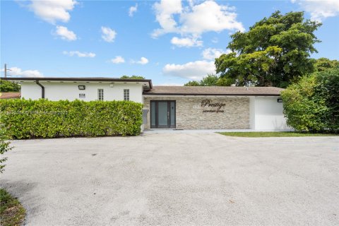 Купить коммерческую недвижимость в Норт-Майами-Бич, Флорида № 530356 - фото 1