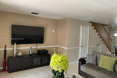 Townhouse in Hialeah, Florida 2 bedrooms, 93.18 sq.m. № 1391962 - photo 5