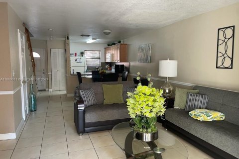 Townhouse in Hialeah, Florida 2 bedrooms, 93.18 sq.m. № 1391962 - photo 6