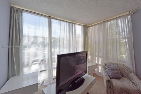 Condominio en venta en Sunny Isles Beach, Florida, 1 dormitorio, 50.72 m2 № 1372414 - foto 9